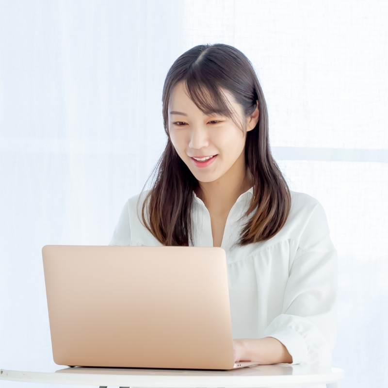 オンライン相談をしている女性